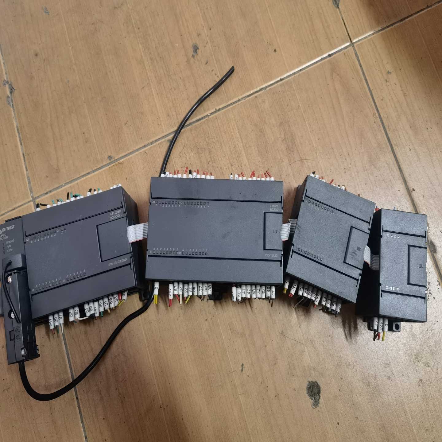 拆机十个合信PLC，型号CPU226H带三个扩展共五套。型号一议价