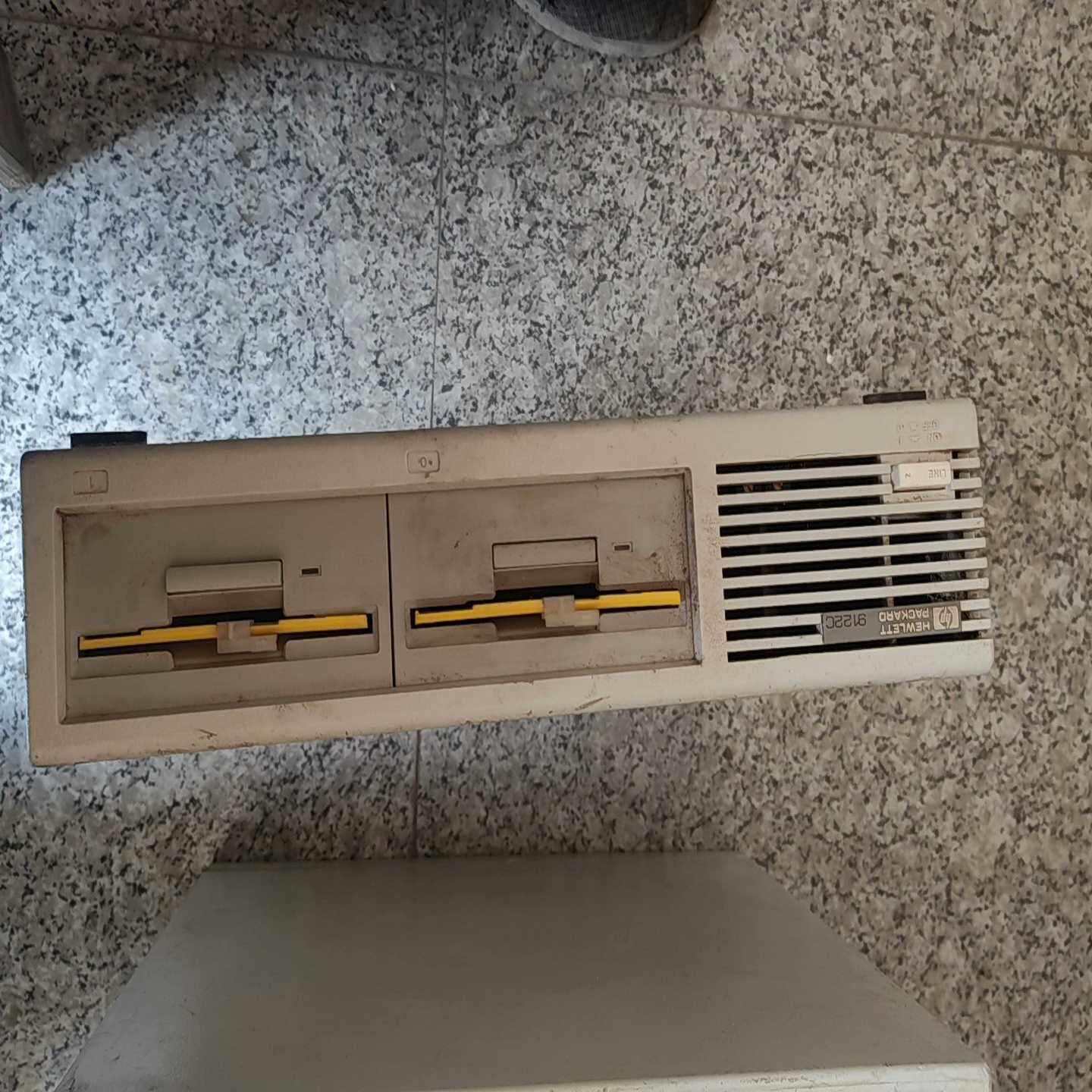HP 9122C 双3.5 磁盘机，无附件，成色如图。加电开~议价