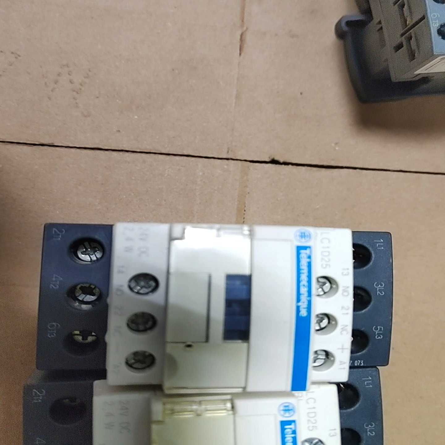询价施耐德直流接触器LC1D25BL  DC24V，成色如图，功议价