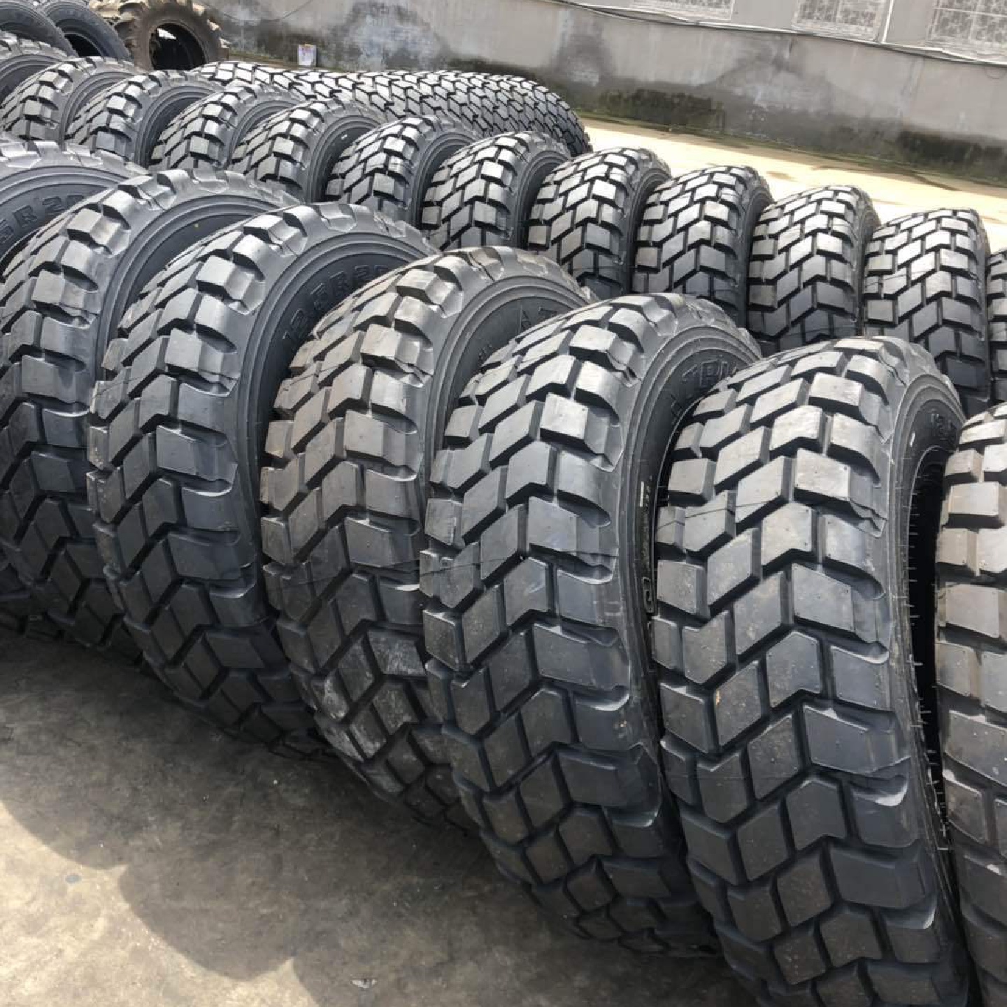东风双星11R1812.5R20东风EQ2102N越野车轮胎