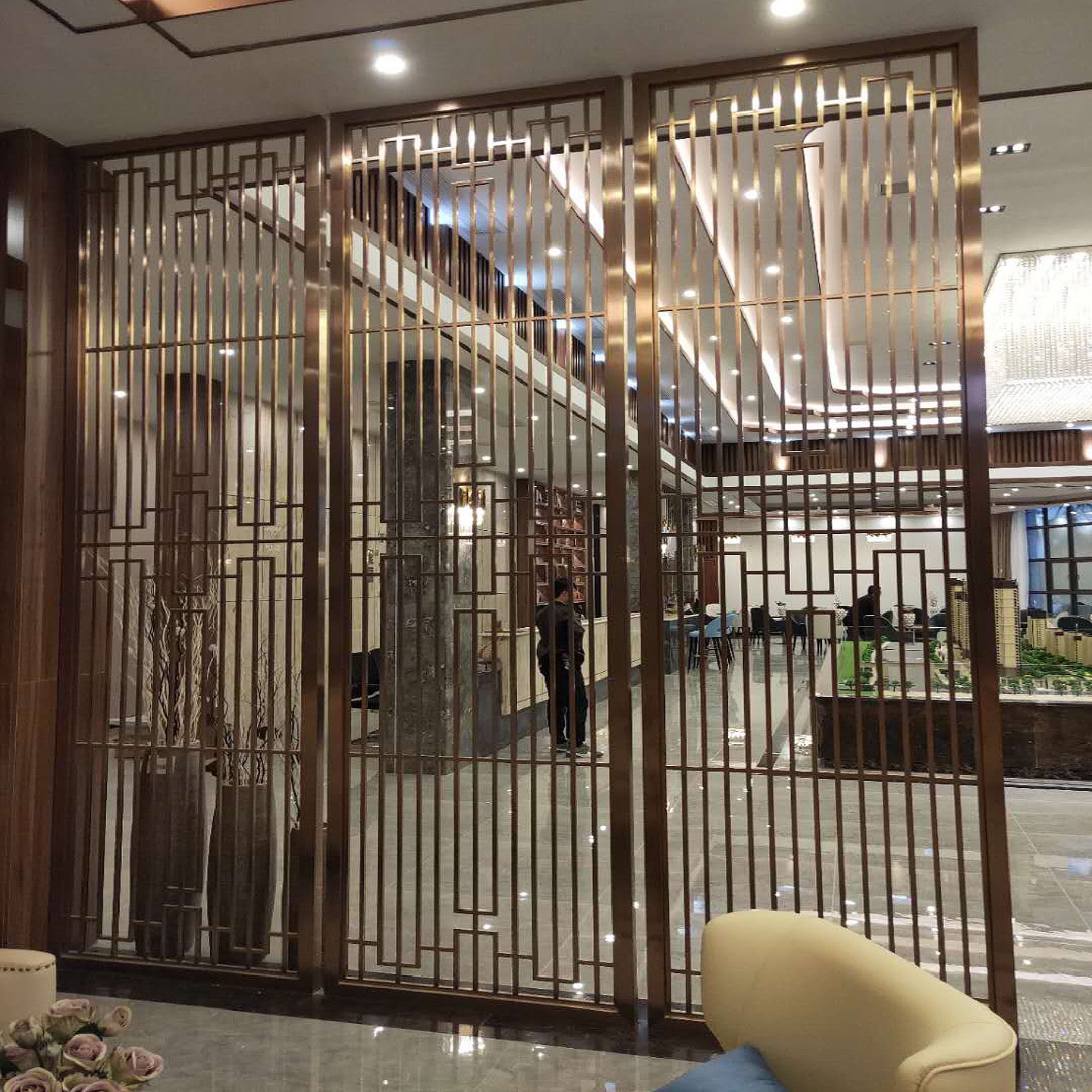承接新中式隔断酒店会所装饰简约时尚不锈钢梅花造型花格通花屏风