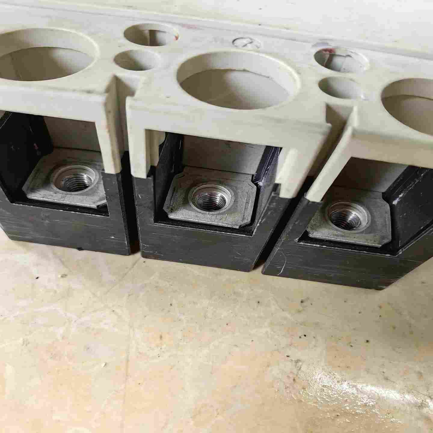 议价三菱断路器300A，成色如图，240元。现货/维x修