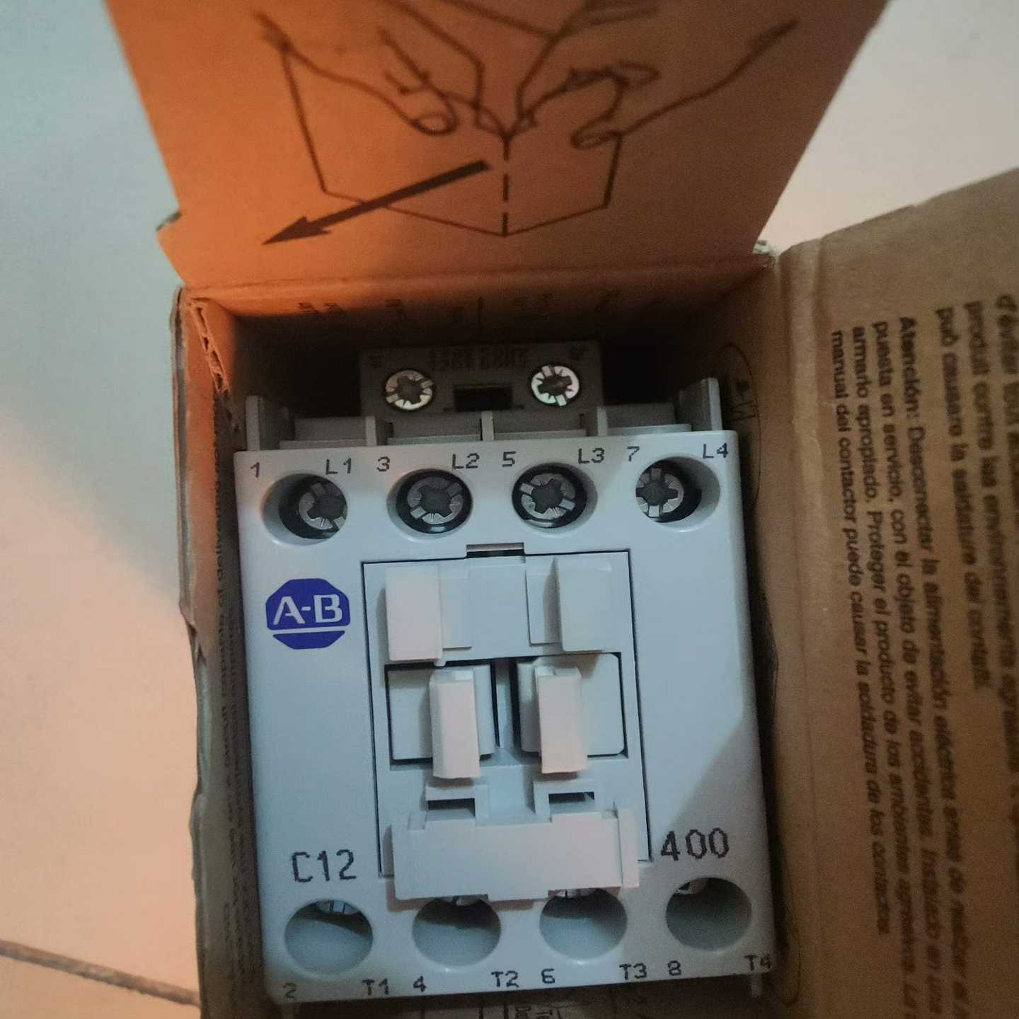电压控制继电器 RM4UA32MW 过压和欠压保护(跳跳机械)