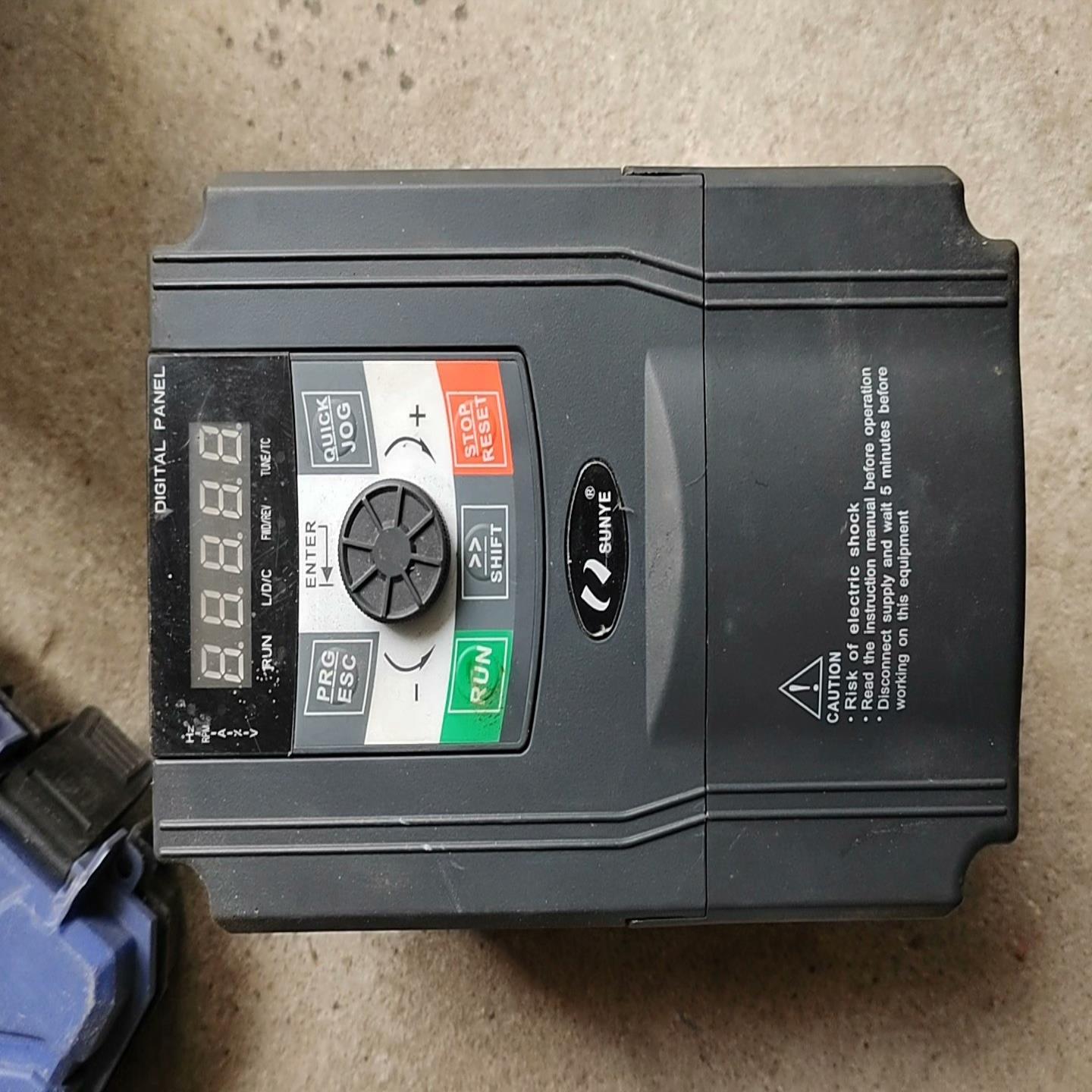 日业变频器   CM530-A04T5R5PB型号，实物（佳毅工控）