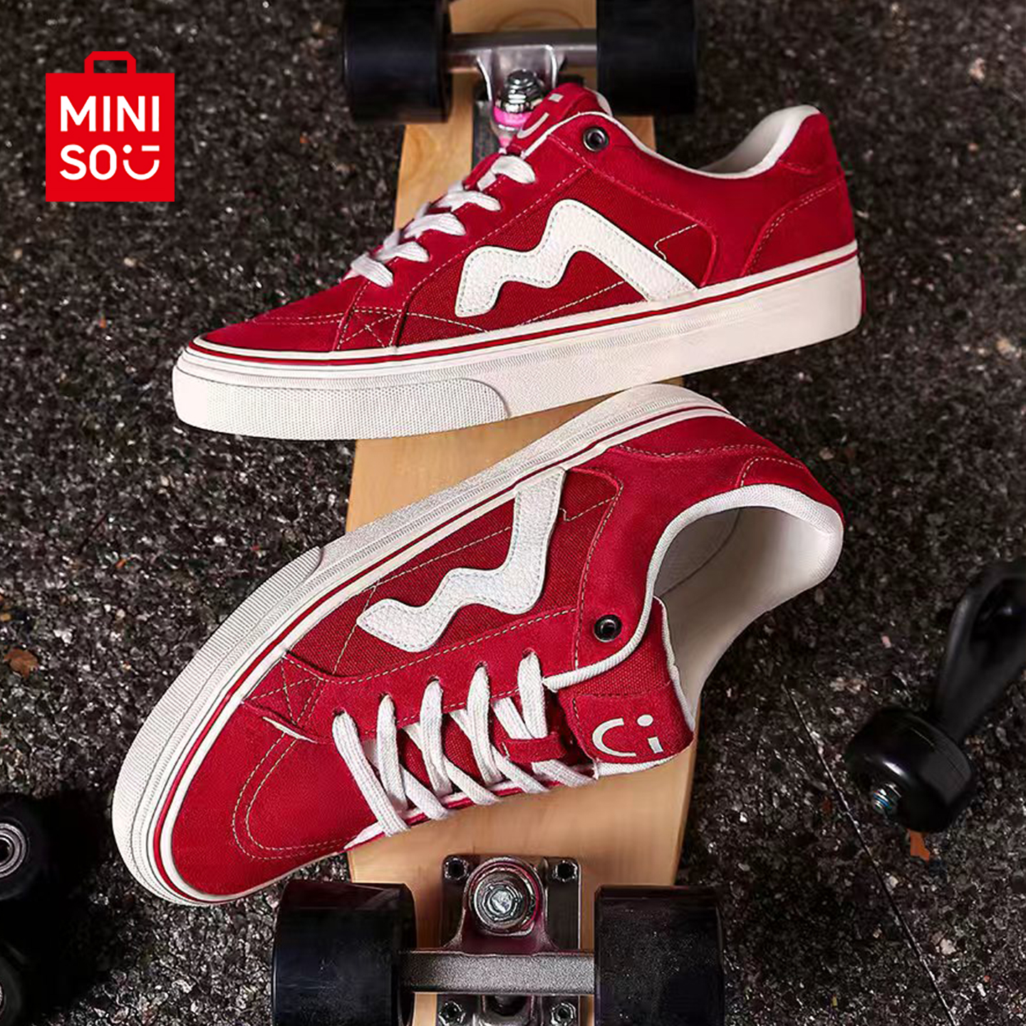 名创优品红色反绒皮运动滑板鞋