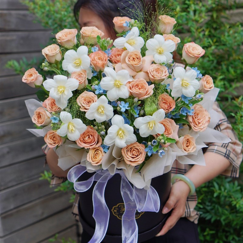 新品抱抱桶鲜花南京同城南京实体花店生日节日520情人节鲜花实体