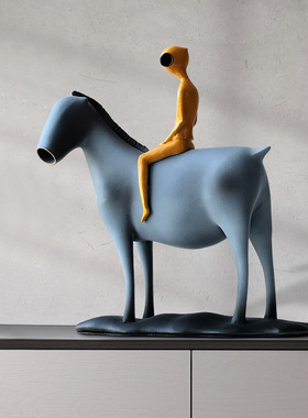 现代简约抽象骑马人雕塑摆件办公室客厅玄关售楼处样板间软装饰品