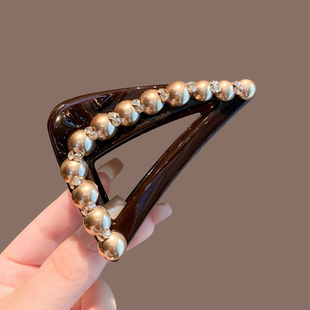 高级感珍珠三角抓夹女2026新款发夹后脑勺盘发鲨鱼夹高马尾固定夹