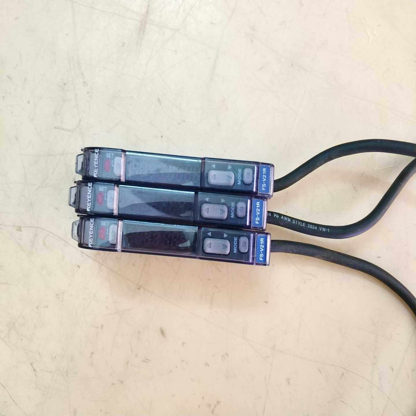 FS-V21R基恩士光纤放大器，设备件，成色如图，实物拍询价