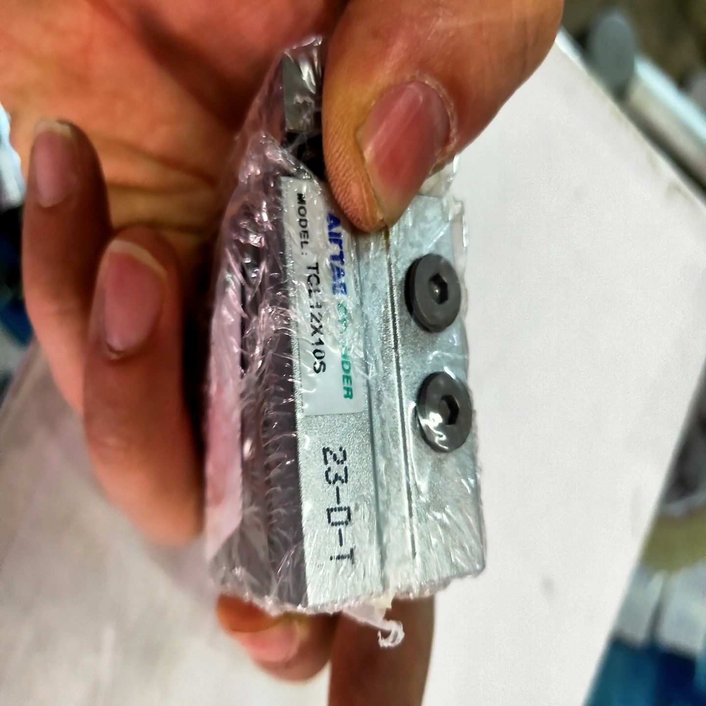 询价~亚德客三轴气缸TCL12X10S  共9只   其中2只纸标