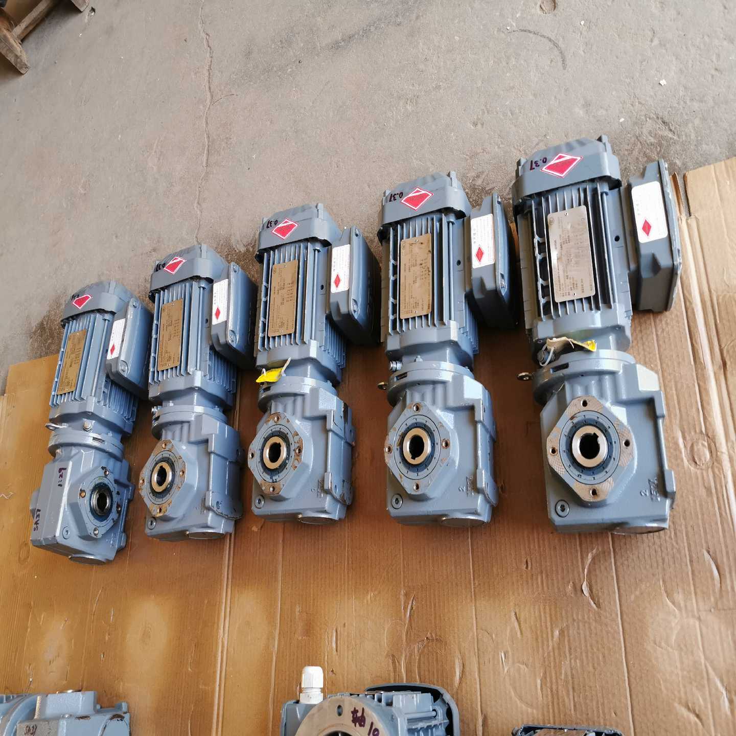 询价sew赛威减速机SA37DRN71M4速比1:28.7