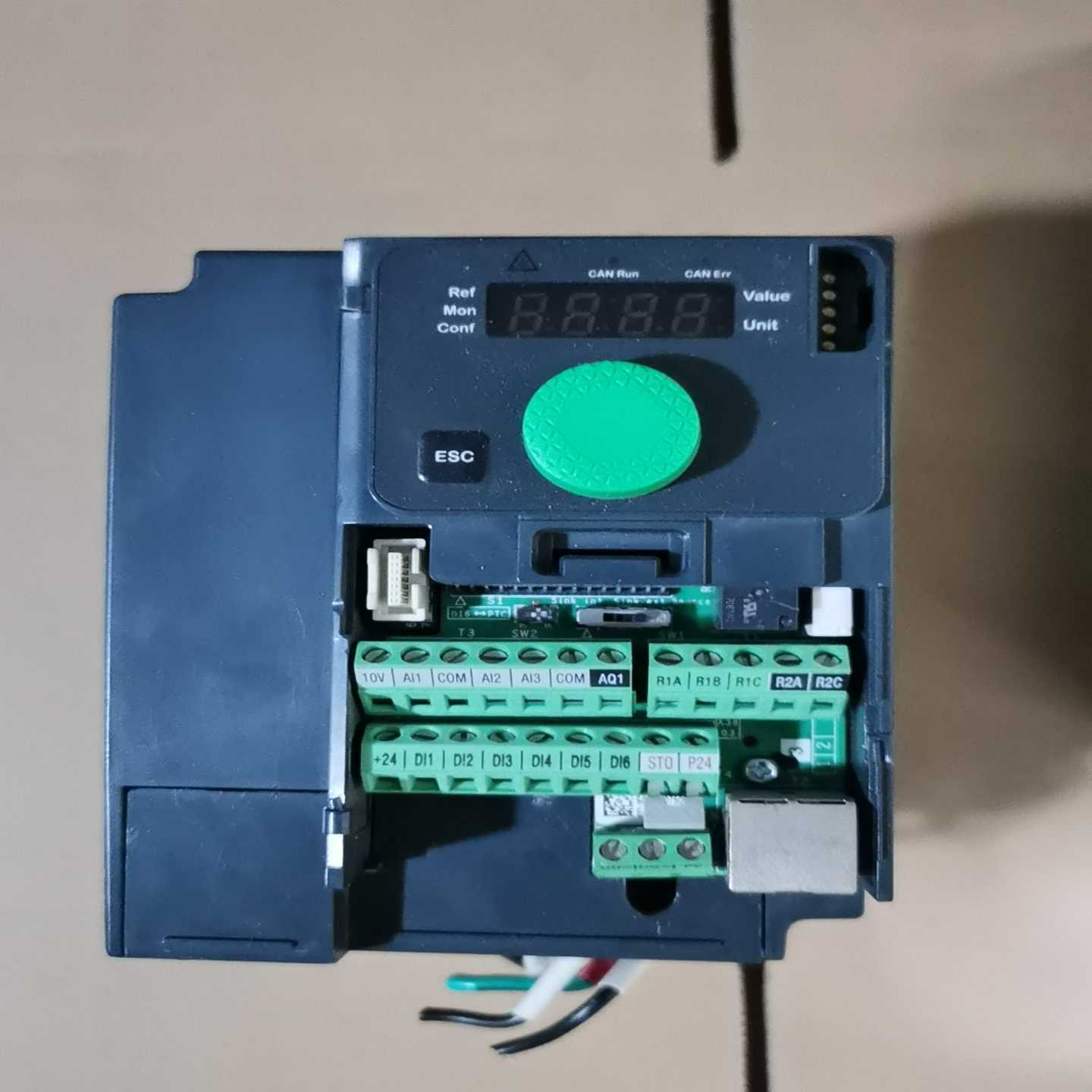 耐德变频器ATV320U07N4C八成新实物图用。适用