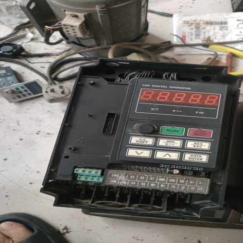 正弦TC3A03-4KW变频器两台，成色自定义，一台缺上盖，（地坛设