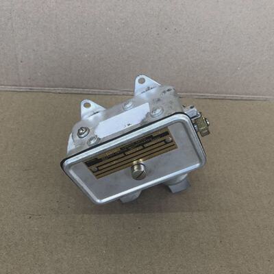 DETROIT SWITCH 22210 CONTROL SWITCH GAYLORD 10105 THERMOSTAT