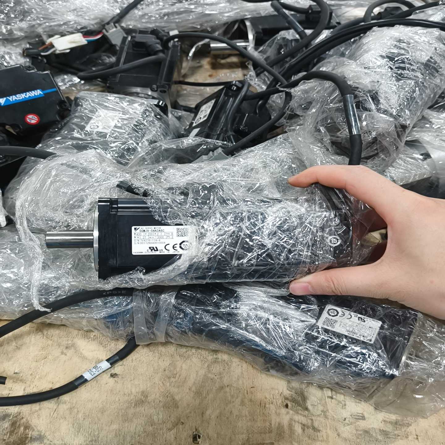 安川伺服电机SGMJV-04A3A6C，400W功率，日本原--议价商品