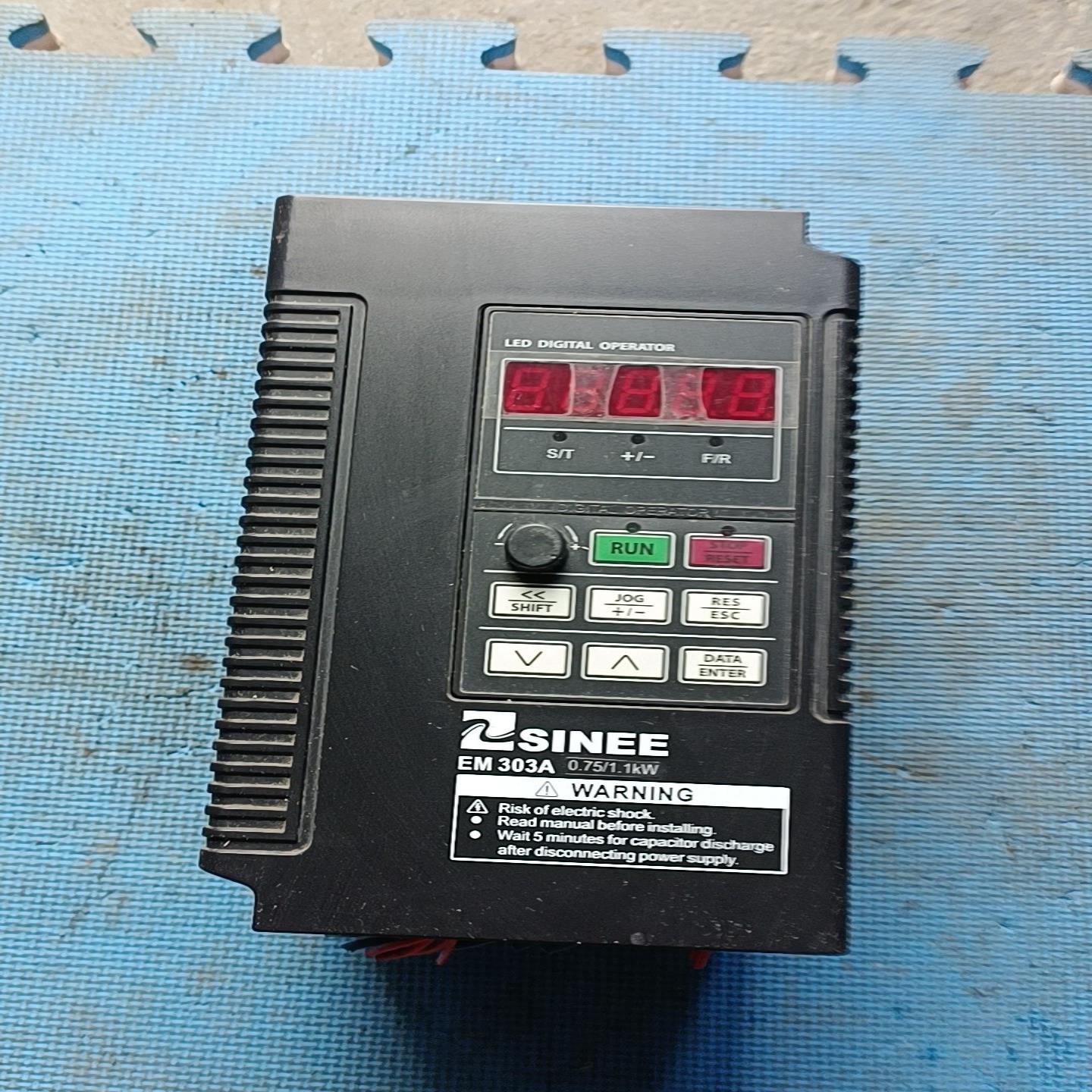 正弦变频器0、75KW一1、1KW刚拆机成色如图完好无损--议价商品