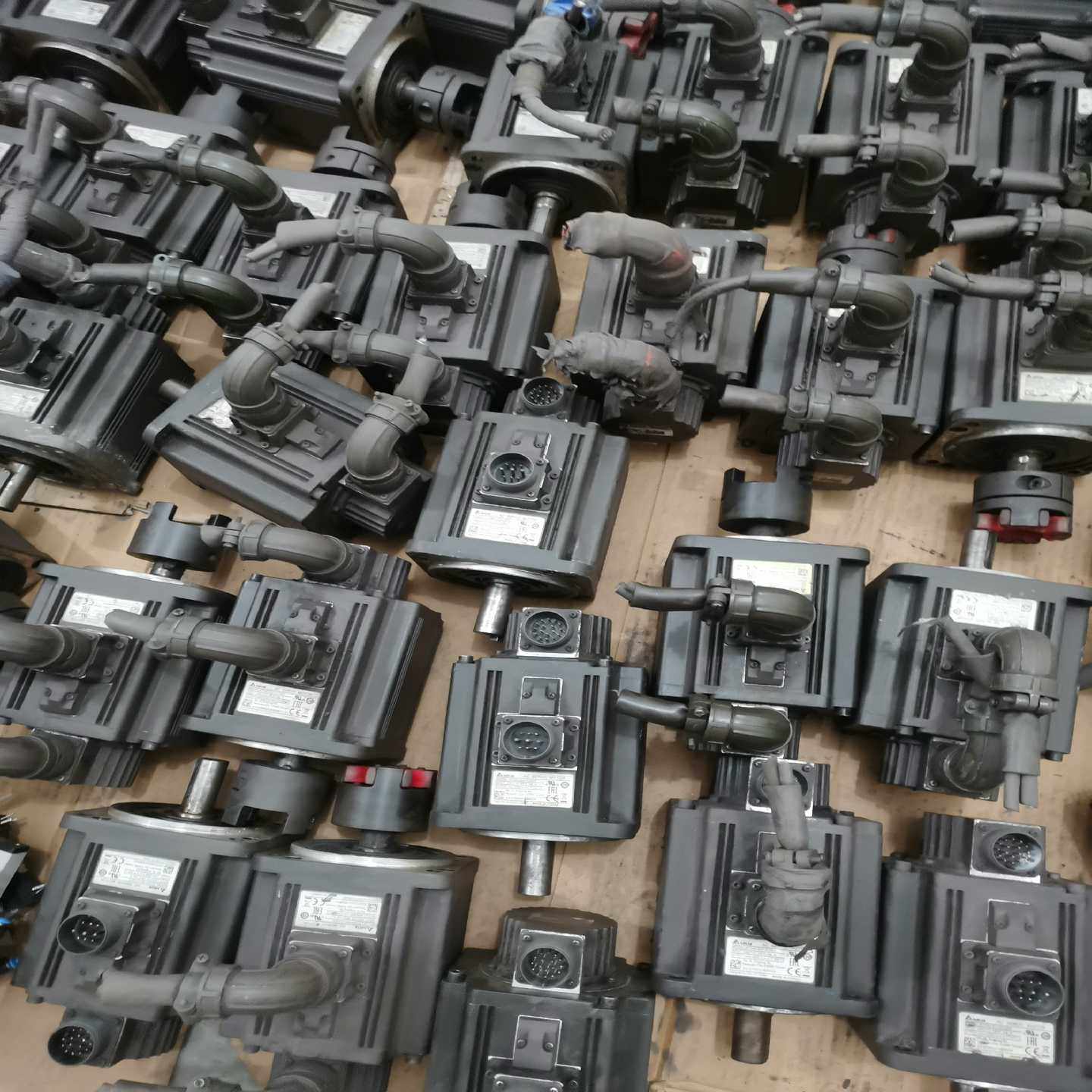 台达伺服电机EA1310SS，1kw，有30个（佳毅工控）