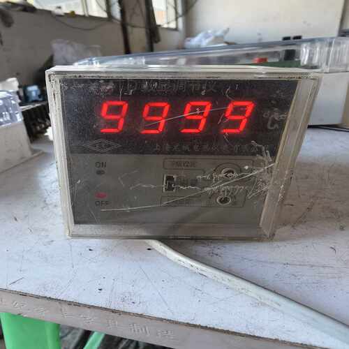 出售上海龙城XMTD-2202数显调节仪。外观如图，通电