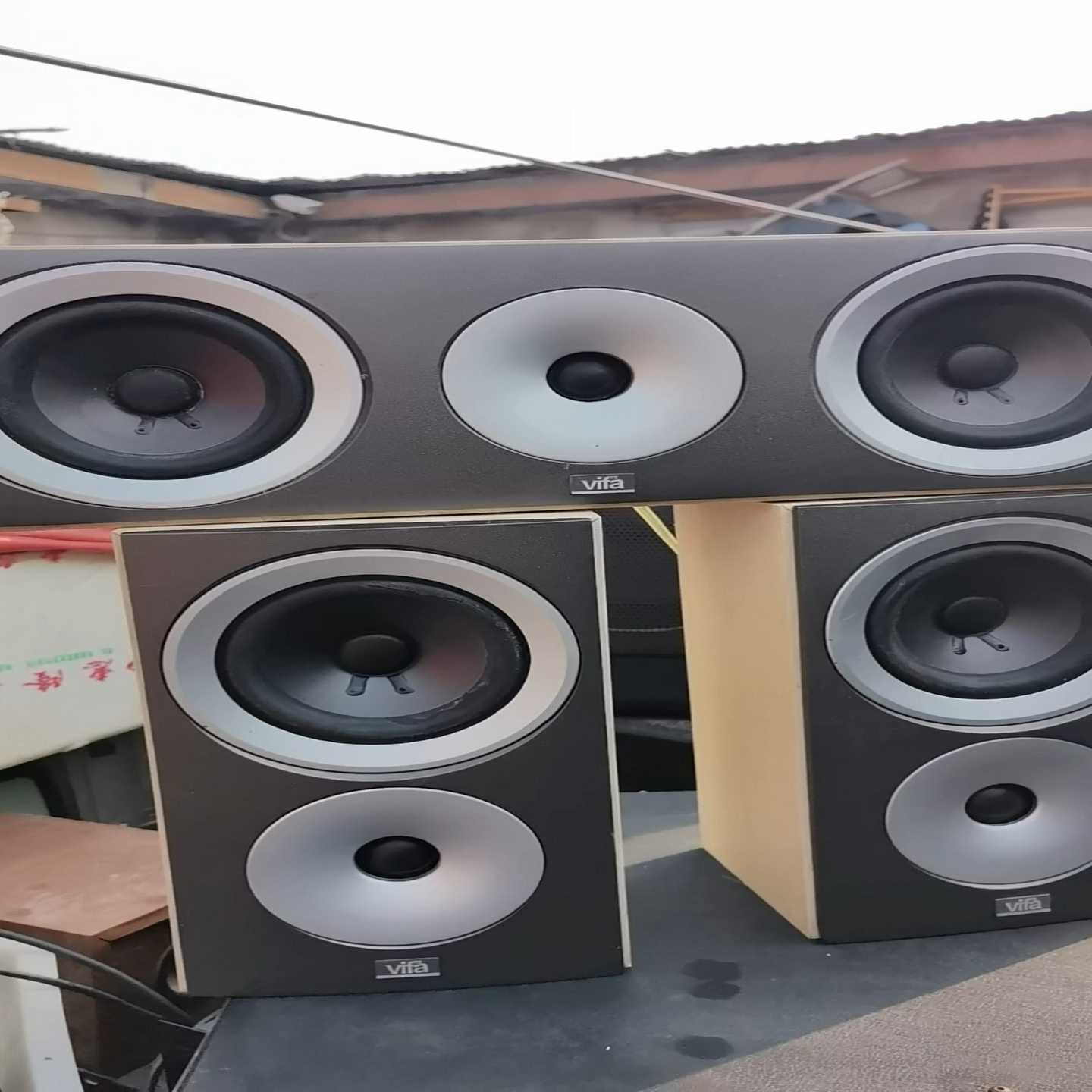 询价~vifa威发音响。环绕两个。中置。三个音响。上架子