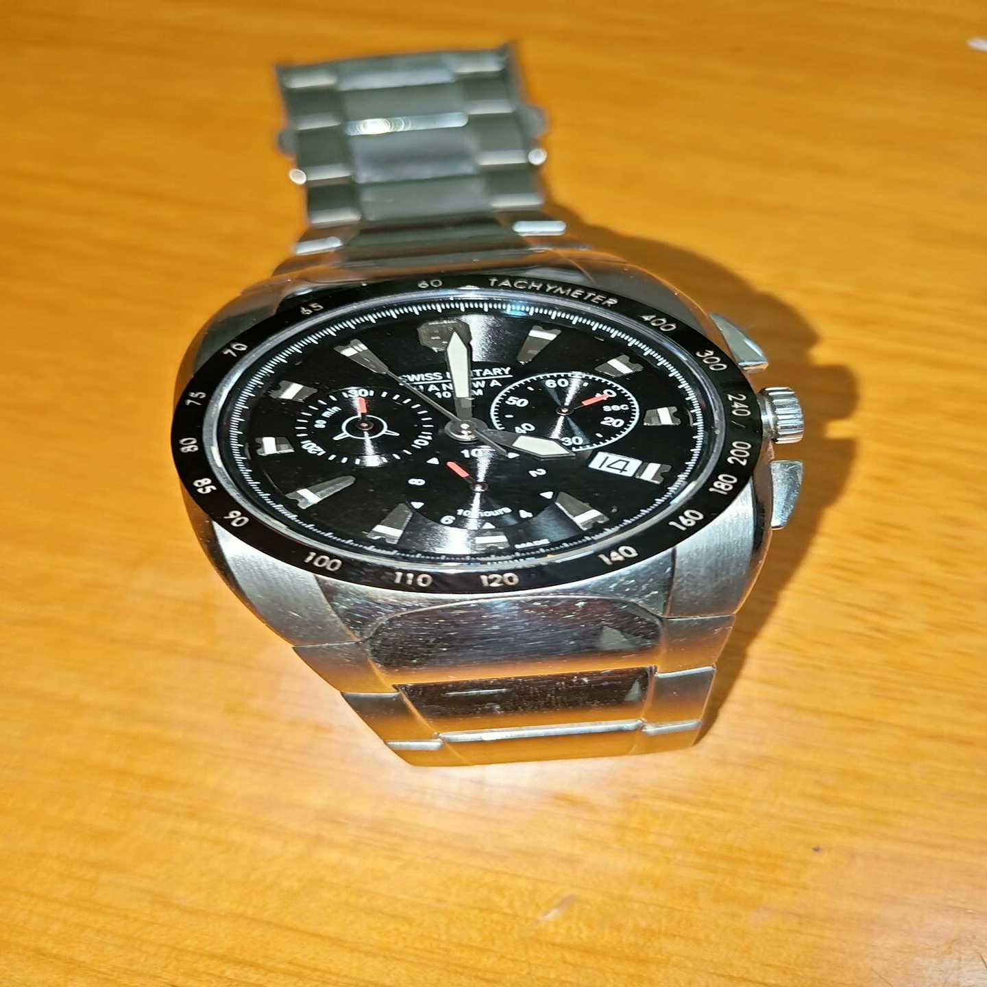瑞士HANOWA军表，镜面一点划痕没有，打开想换个电池，结果--议价