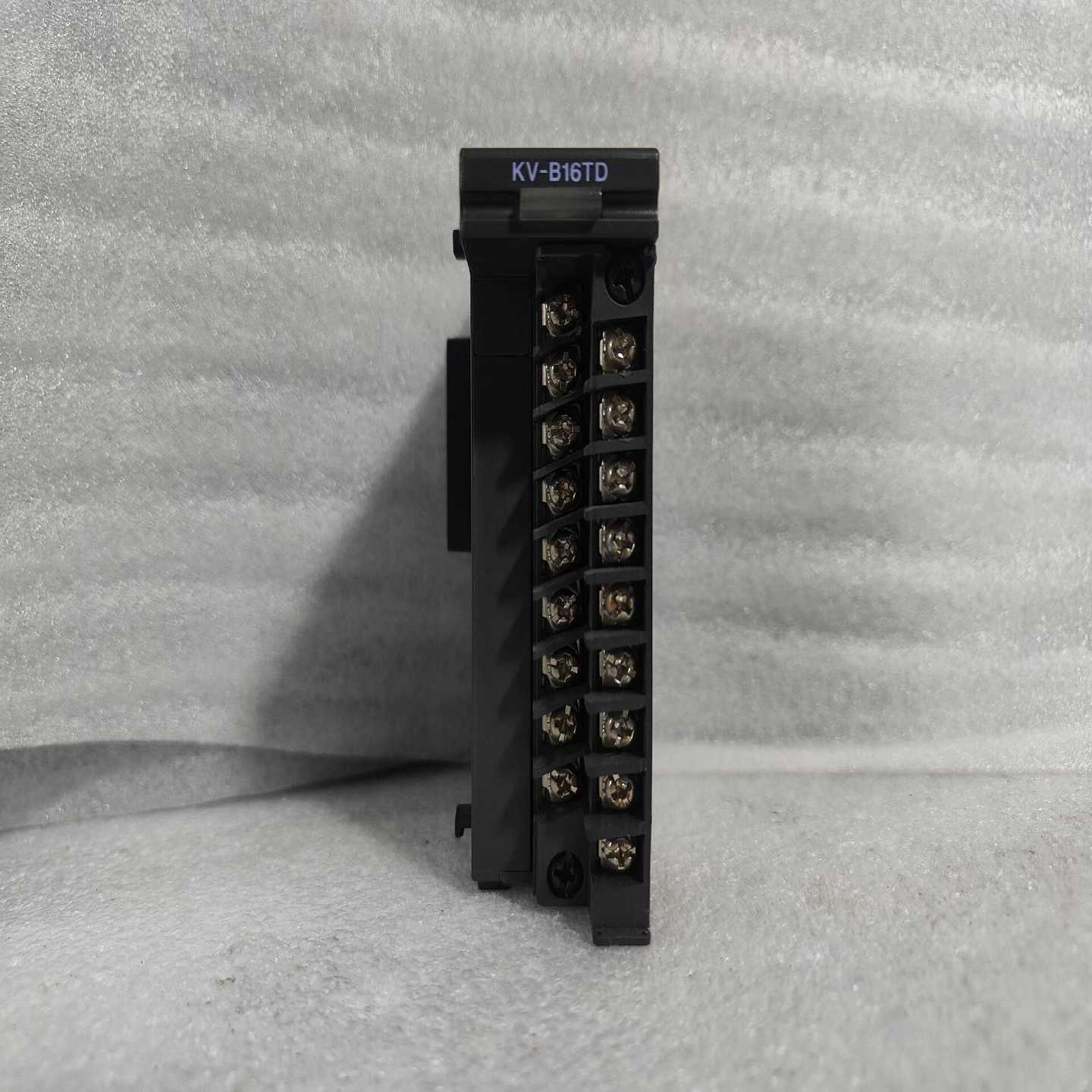 基恩士PLCKV-B16TD实物图，成色漂亮，功能完好，--议价商品