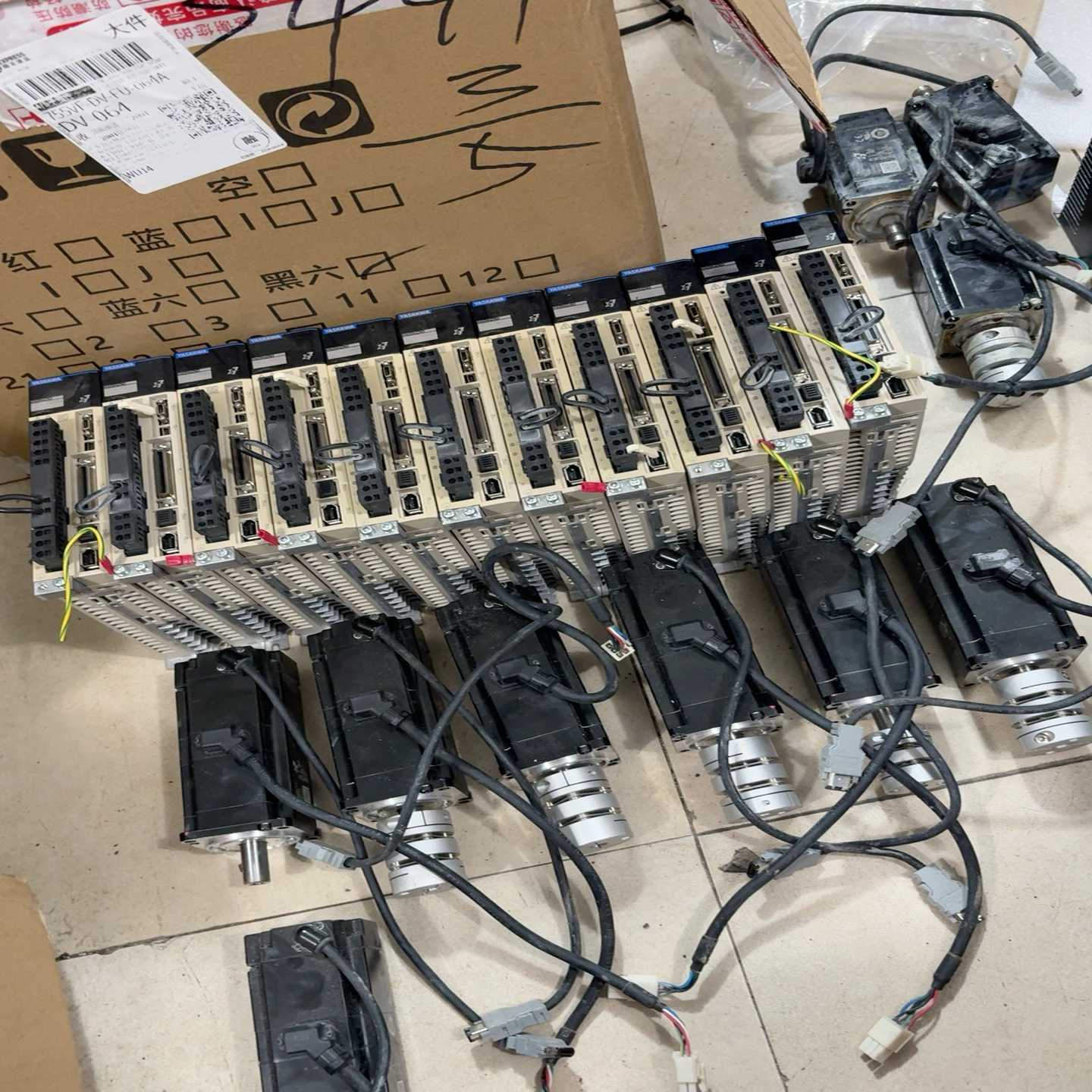 刚到一批安川驱动器电机，打包处理，有需要的带价私聊，其中s--