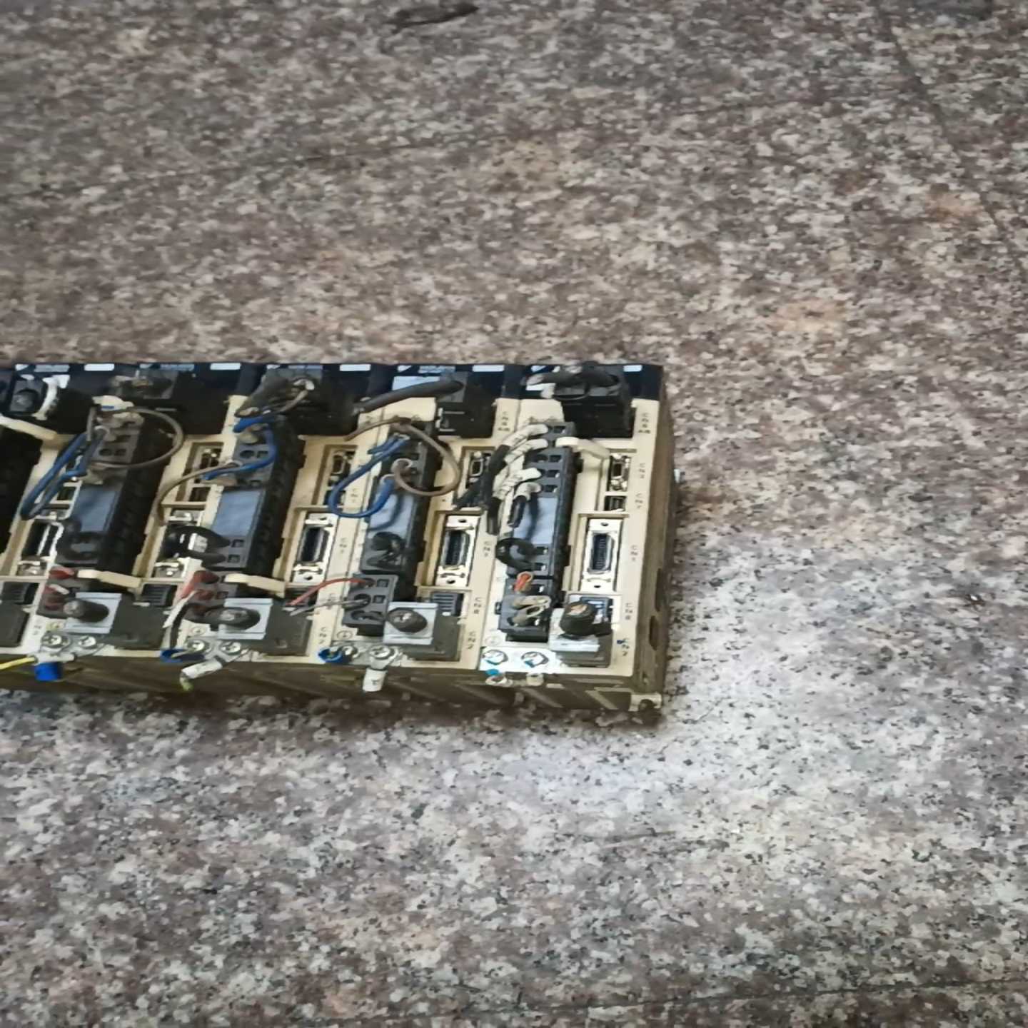安川 驱动器 SGV-R90A11B002000 100w~询价