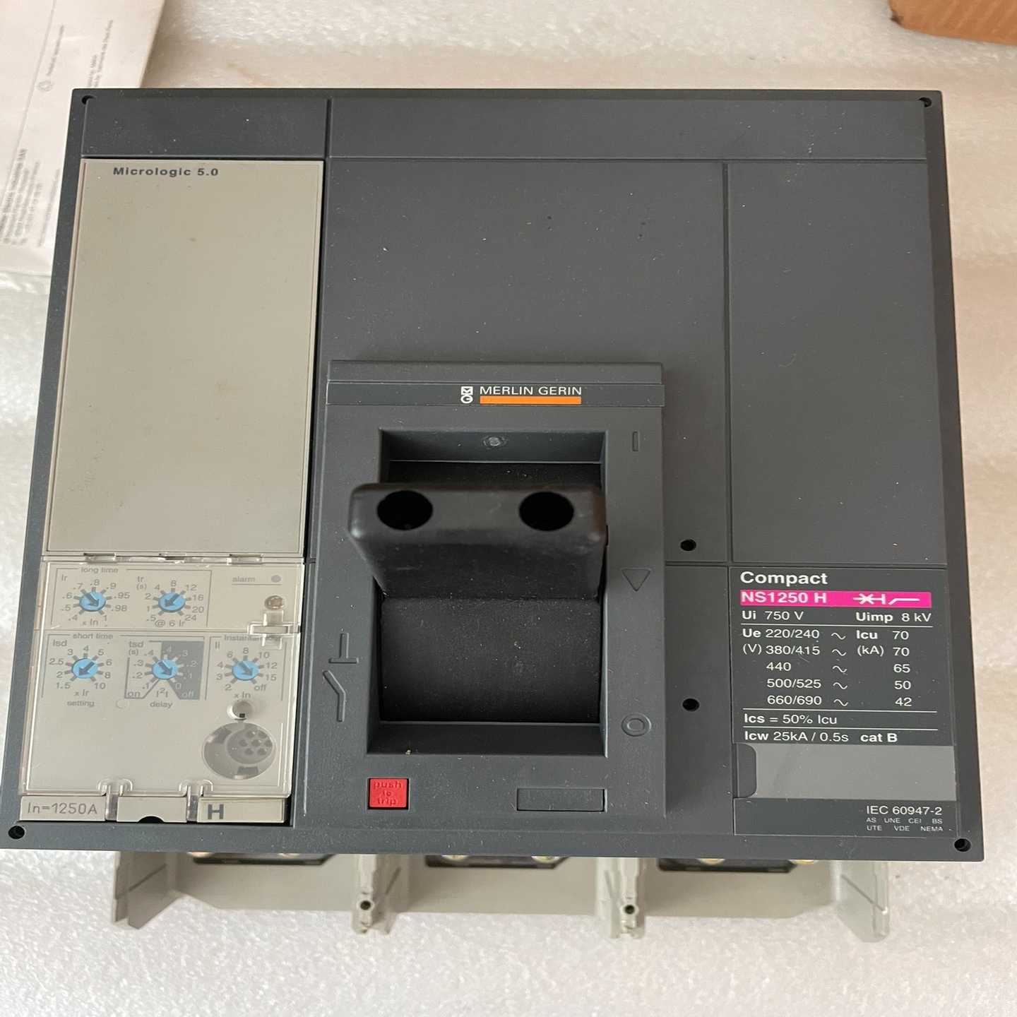 施耐德塑壳断路器NS1250H，3P空气开关，Microlo