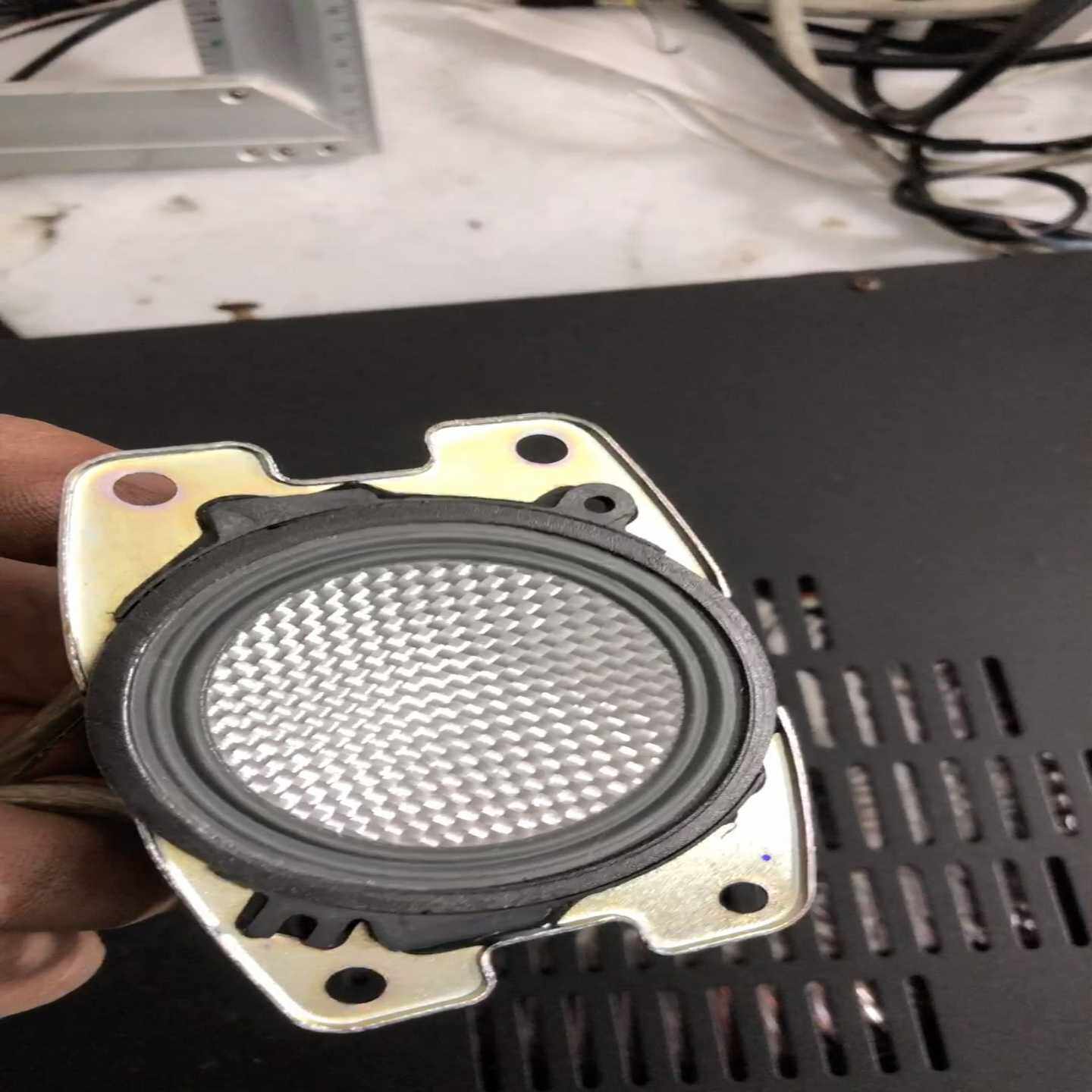 一款外观非常特殊新款2寸碳纤维喇叭，型号：1-858-950-议价