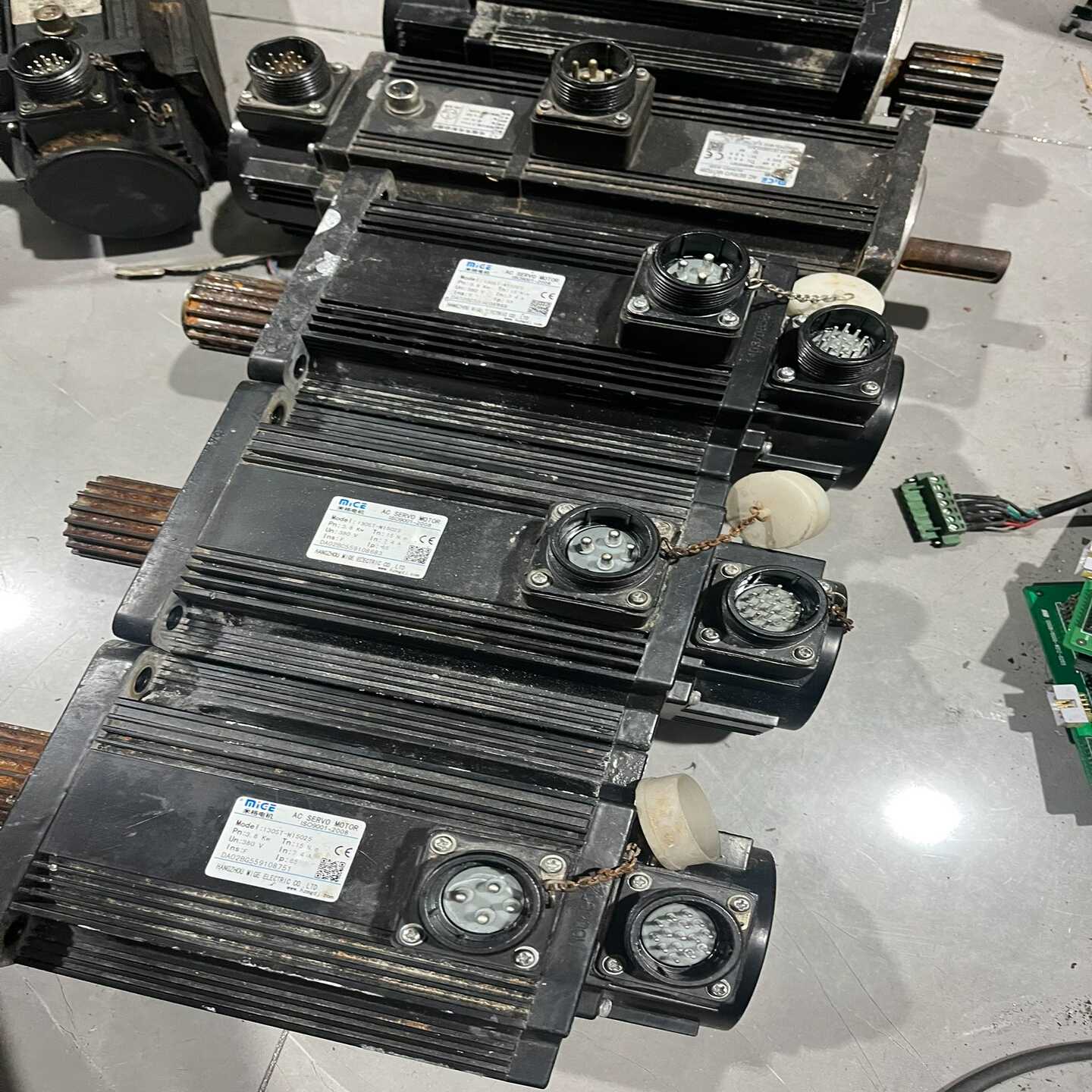 议价新到米格伺服电机,型号是130ST-M15025的、成色如图