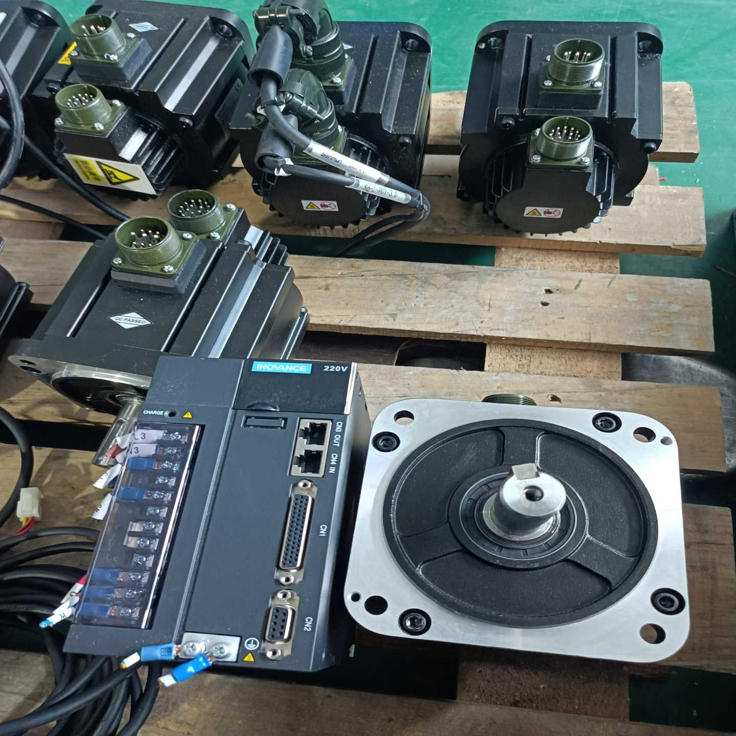 出汇川伺服电机套装，几乎全新，质量杠杠的！内含驱动器和电机，