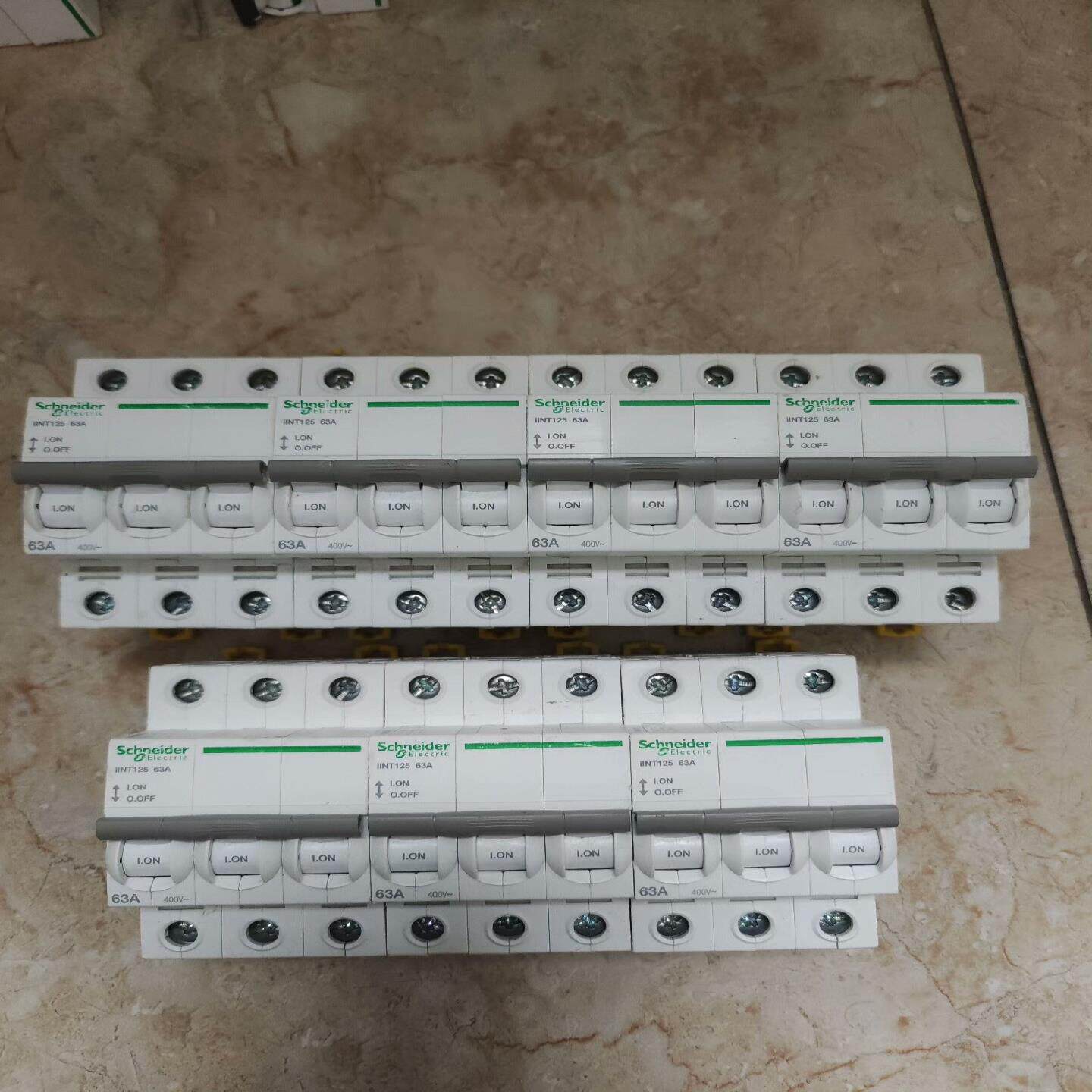 iINT   3P32A63A隔离开关2P，议价