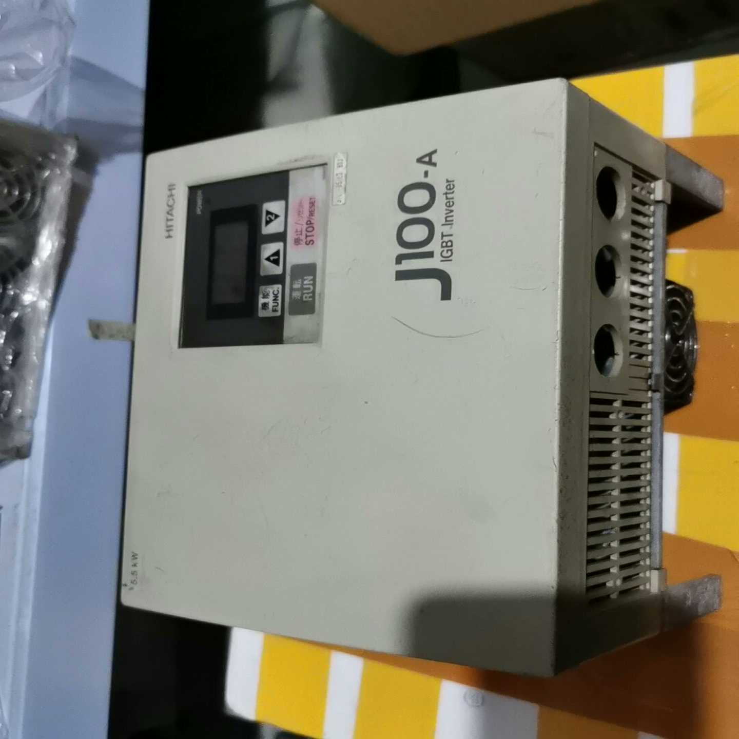 日立变频器J100-055LF3实物图功能正常。询价