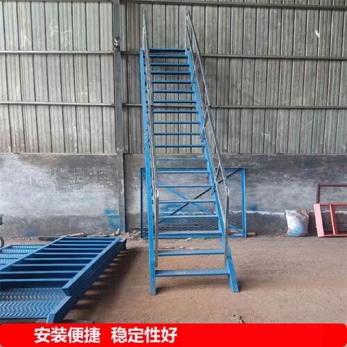 基坑爬梯带扶手护栏安全爬梯45度斜梯工地深井涵洞施工钢扶梯厂家