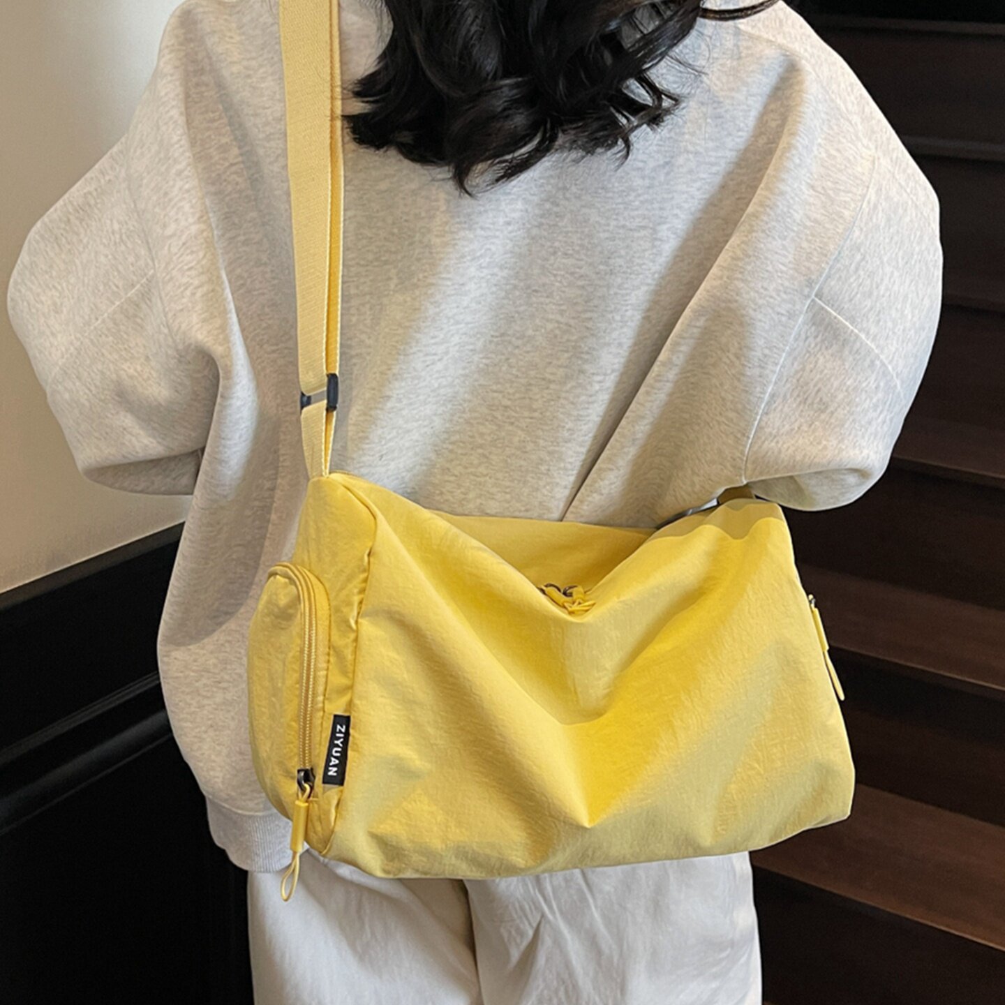 简约大容量尼龙帆布包包女秋冬新款轻便斜挎枕头包运动瑜伽健身包