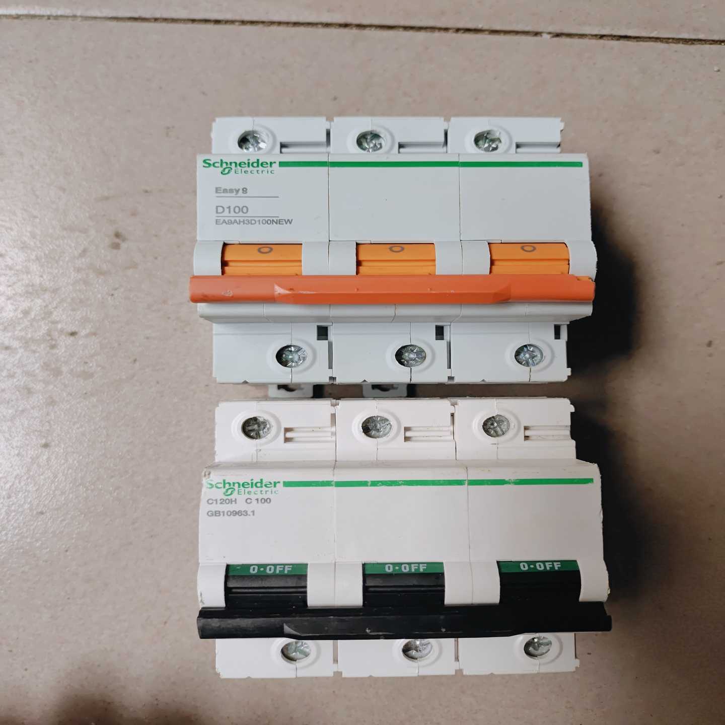 施耐德3p 100a空气开关，成色实物拍，正常！2个打包