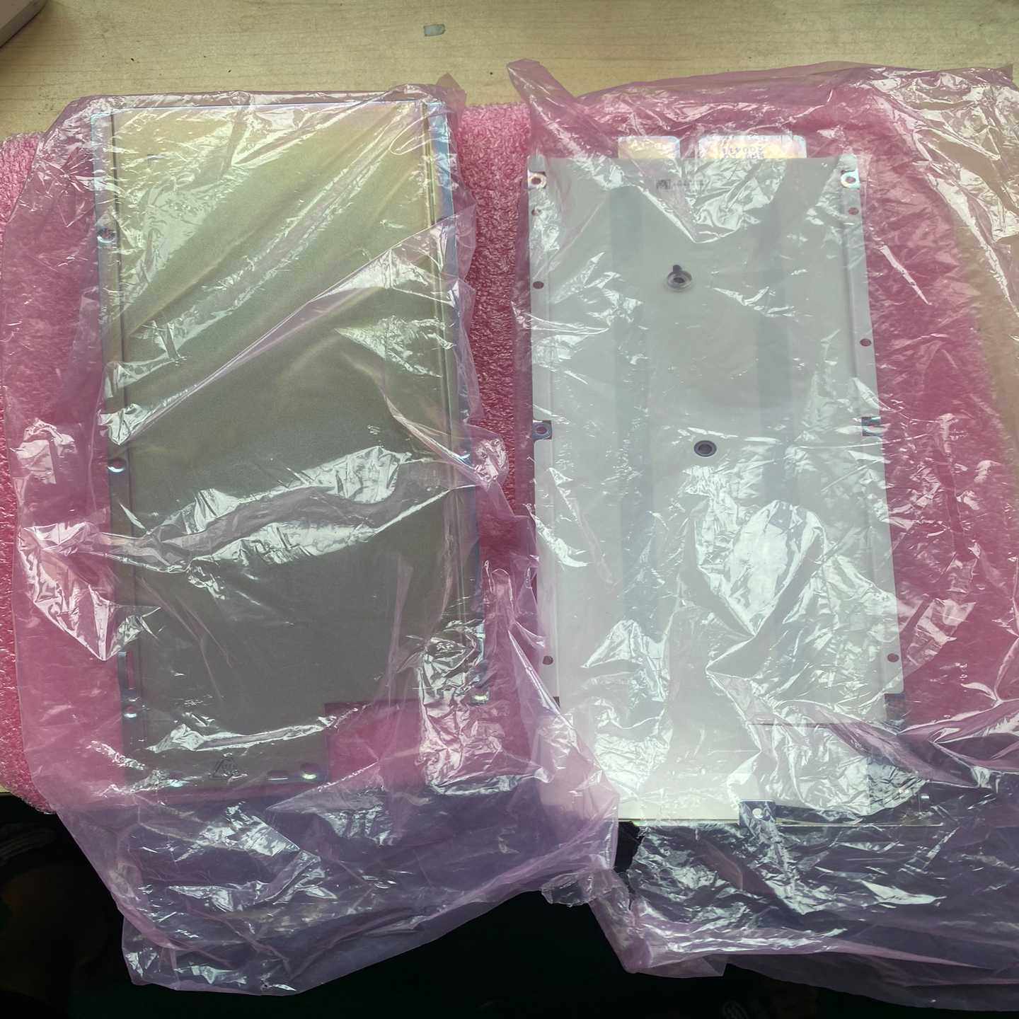 R4850G2壳子，成色很新，有轻微划痕，如图所示，要的私聊--议价