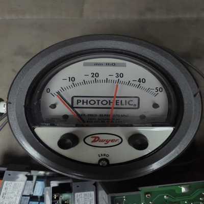 美国德威尔Dwyer压差表型号成色如图，表边框有2处切割破损(亚飞