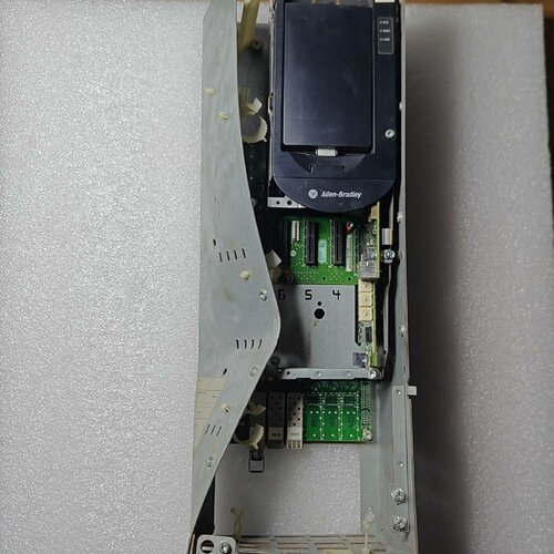 寻IAB变频器20750POD1F8外壳被砸变形了