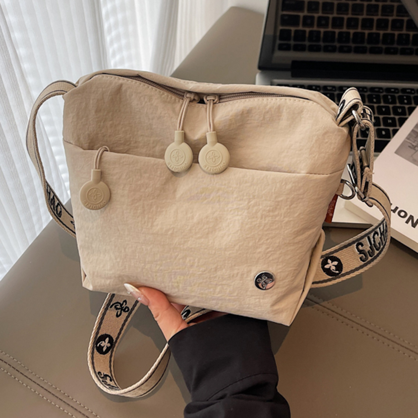 2025新款韩版时尚百搭单肩斜挎包女休闲简约通勤饺子包尼龙布小包