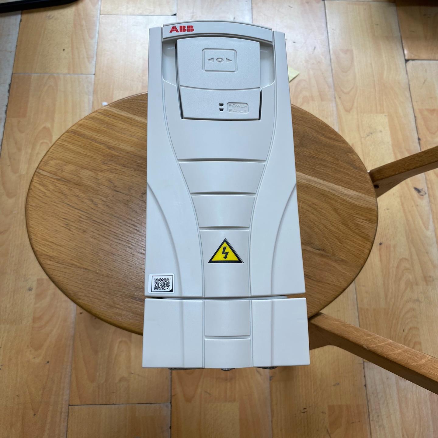 询价ABB变频器，型号ACS550-01-06A9-4，成色如图议价