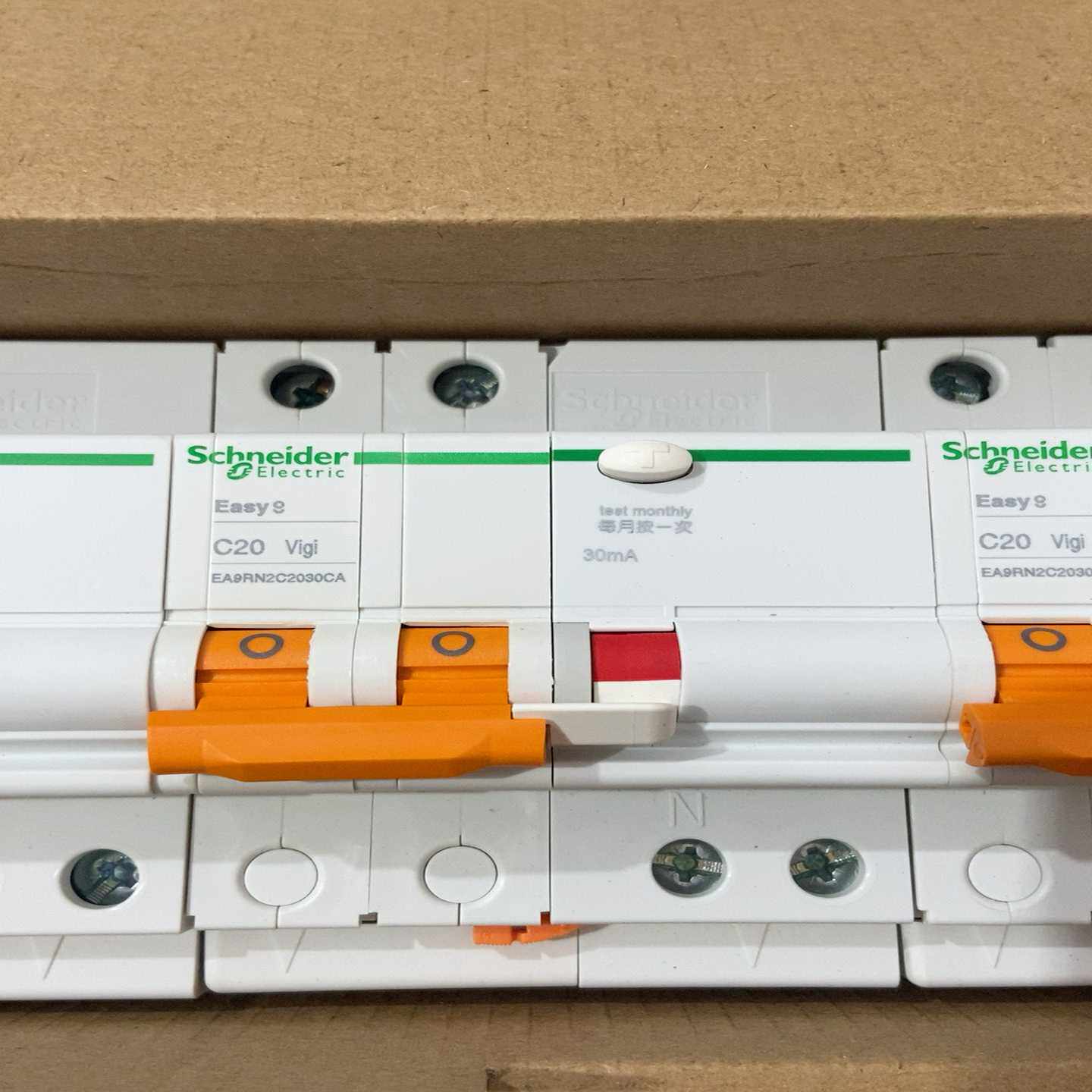 施耐德全新原装EA9漏电保护器--议价商品
