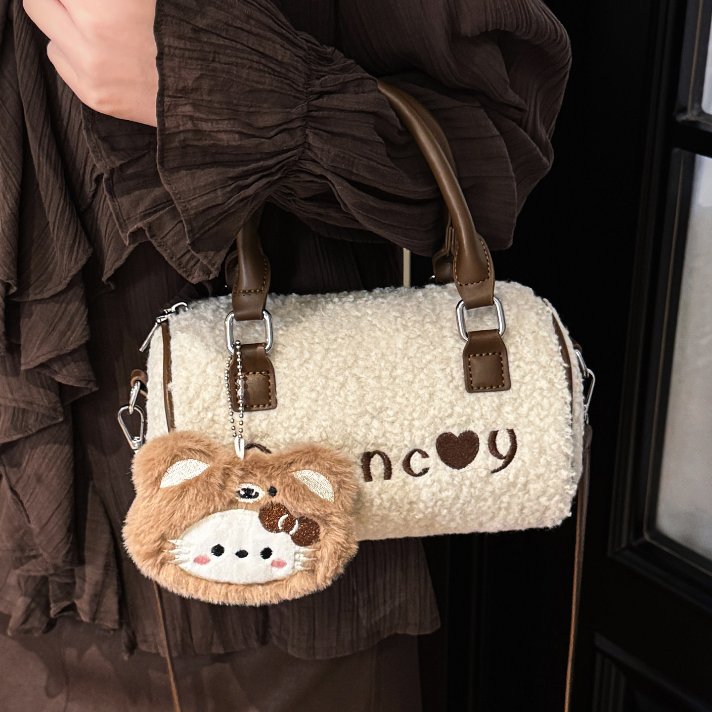 小众设计甜美风手拎包女式2025新款冬季羊羔毛百搭韩系单肩斜挎包