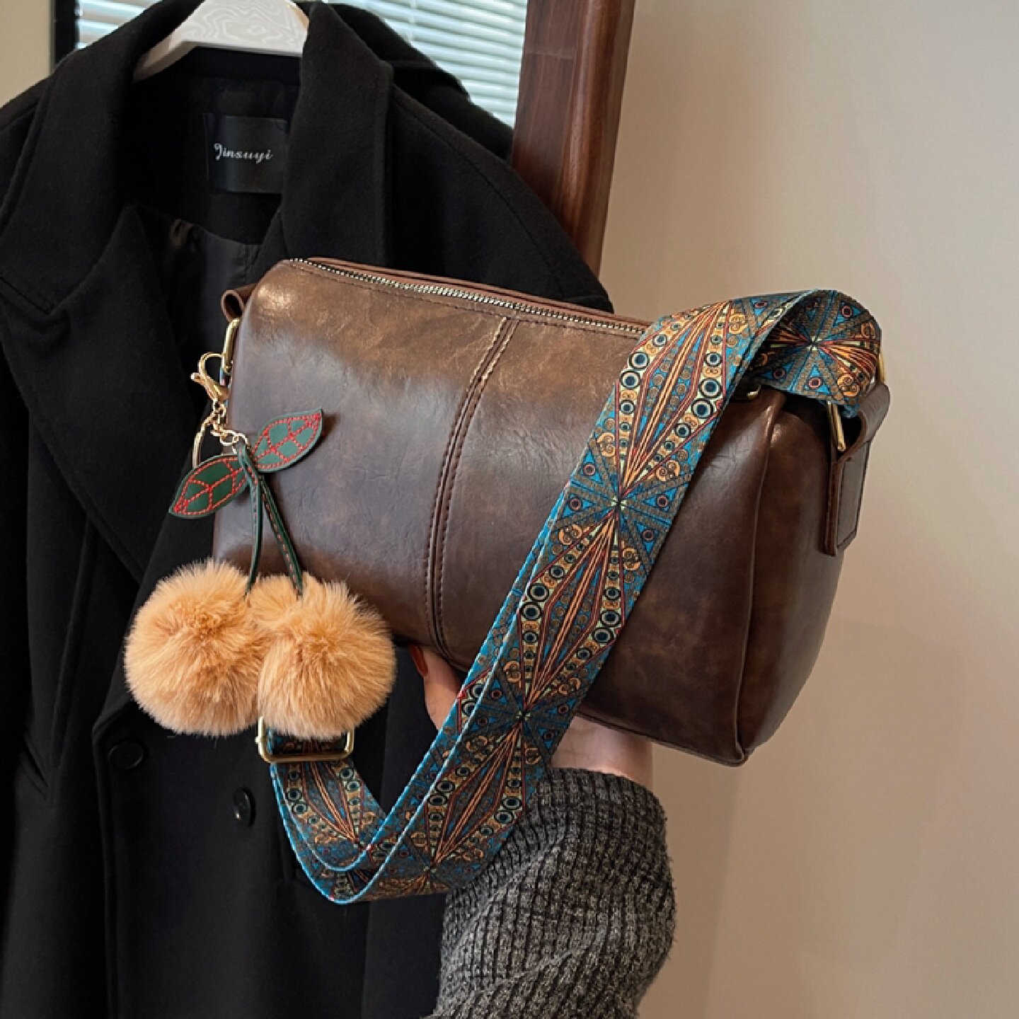 今年流行包包女2025新款秋冬复古宽肩带斜挎包百搭通勤单肩枕头包