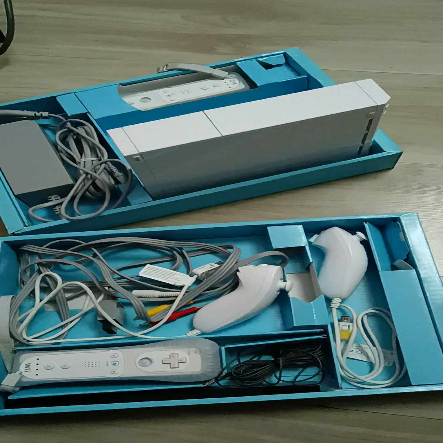 询价wii游戏机，双手柄，双鸡腿，99成新，国行未破解，手柄保证