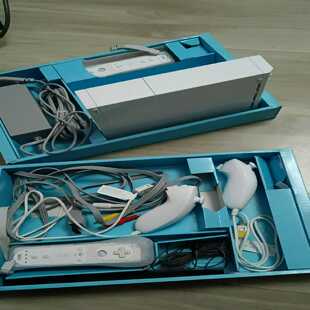 询价wii游戏机，双手柄，双鸡腿，99成新，国行未破解，手柄保证