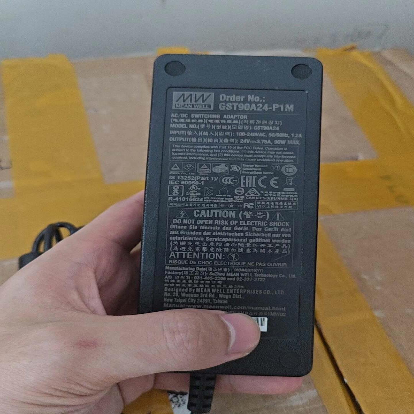 台湾明纬GST90A24-P1M电源适配器24v37，议价