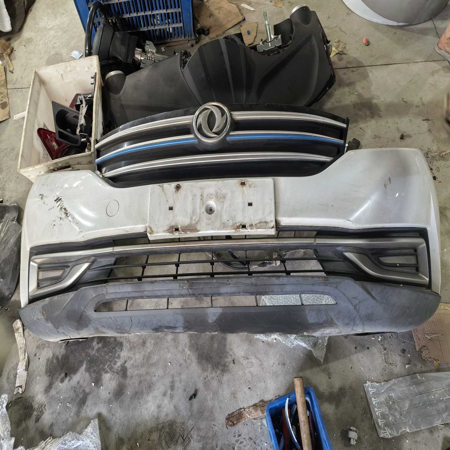 东风风光580前保险杠总成，原装拆车件，带中网和下格栅。成色--