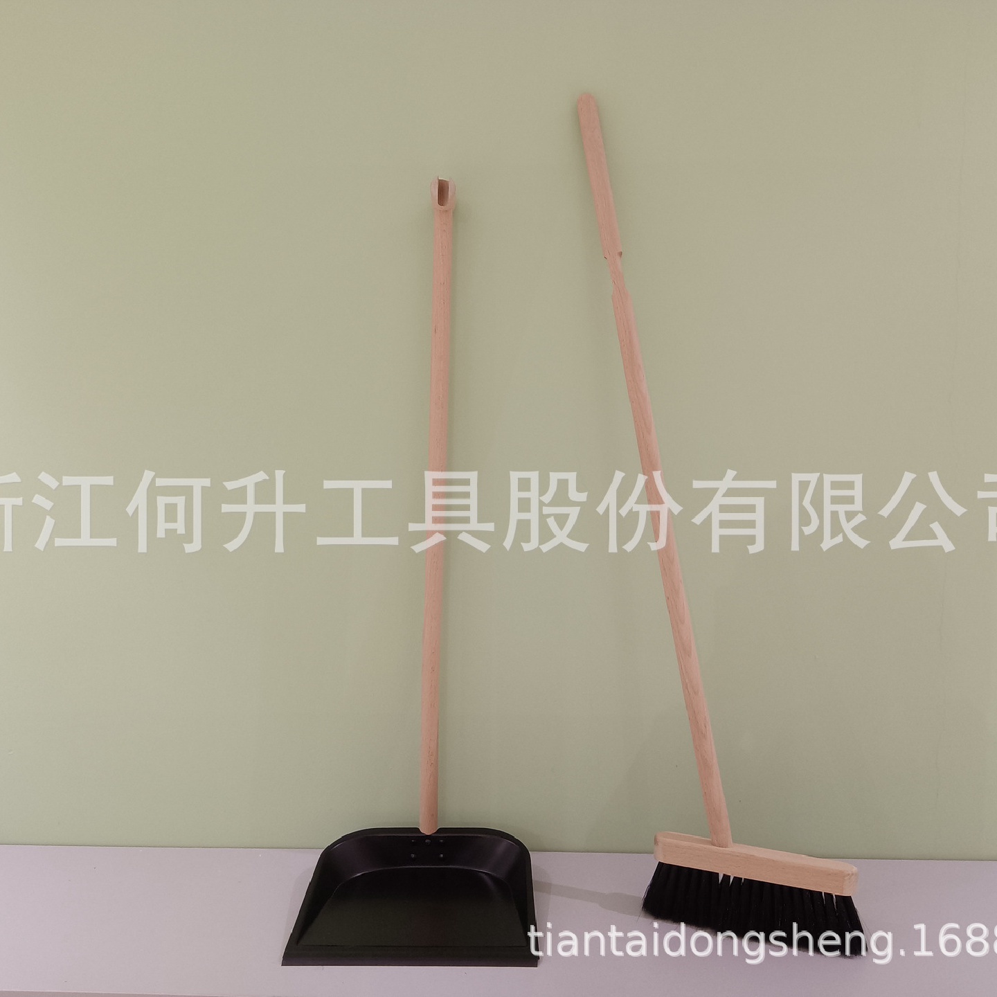 现货供应高端榉木扫把簸箕套装，fsc室内家用扫把铁簸箕套装