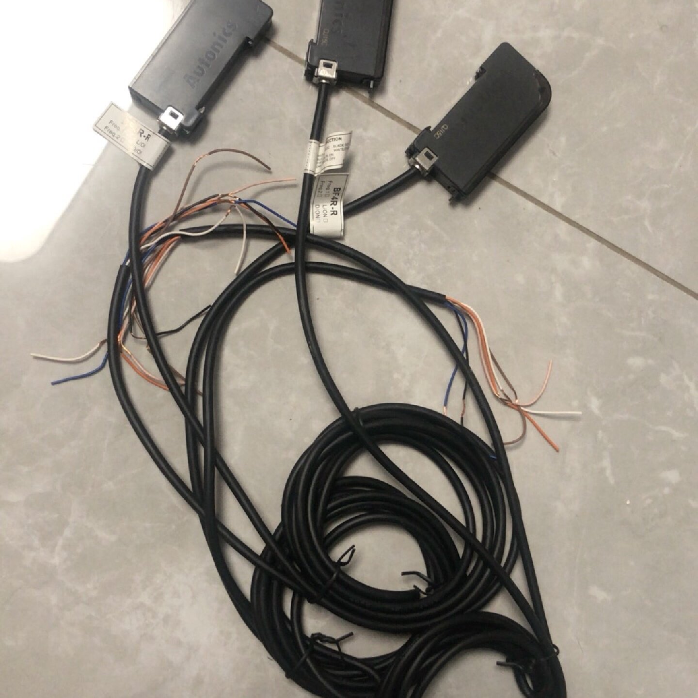【询价】光纤放大器BF4R-R 新的线没剪 3个有一个缺盖子。联